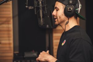 man in black crew neck t shirt wearing black headphones